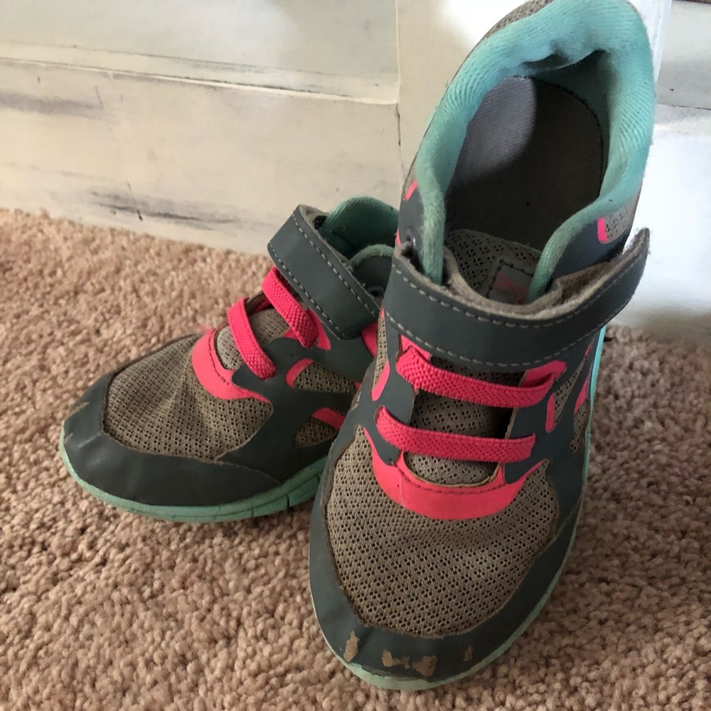 Tennis shoes